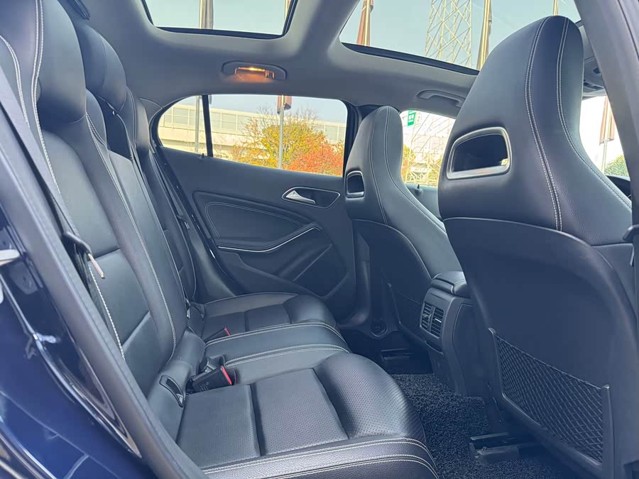 Mercedes-Benz GLA Class 2017 immagine di auto #14