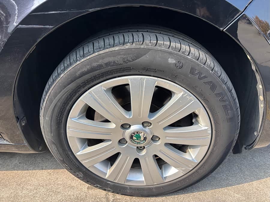 Skoda Superb 2013 car image #14