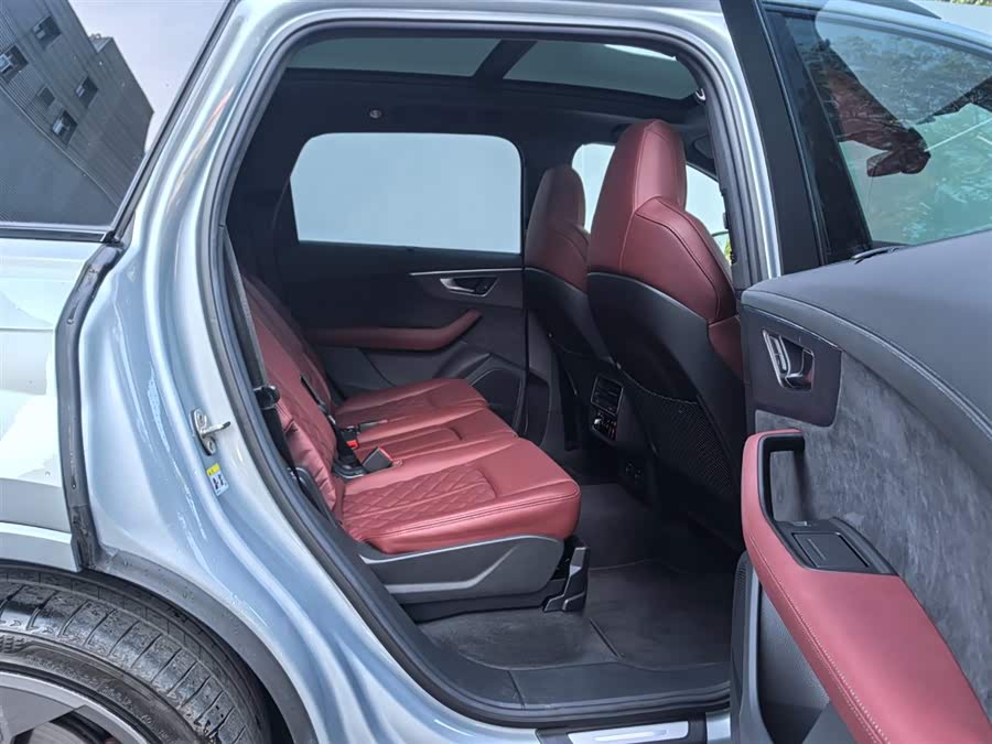 Audi SQ7 2024 car image #14