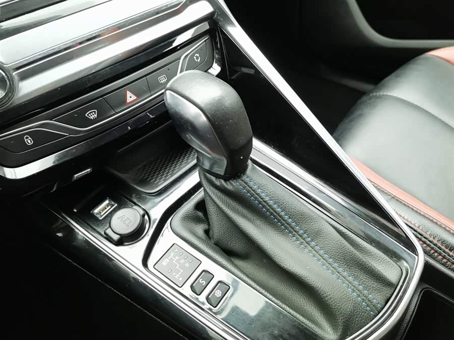 Peugeot 308 2018 car image #14