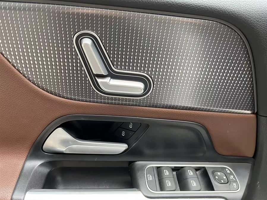 Mercedes-Benz GLB Class 2023 car image #14