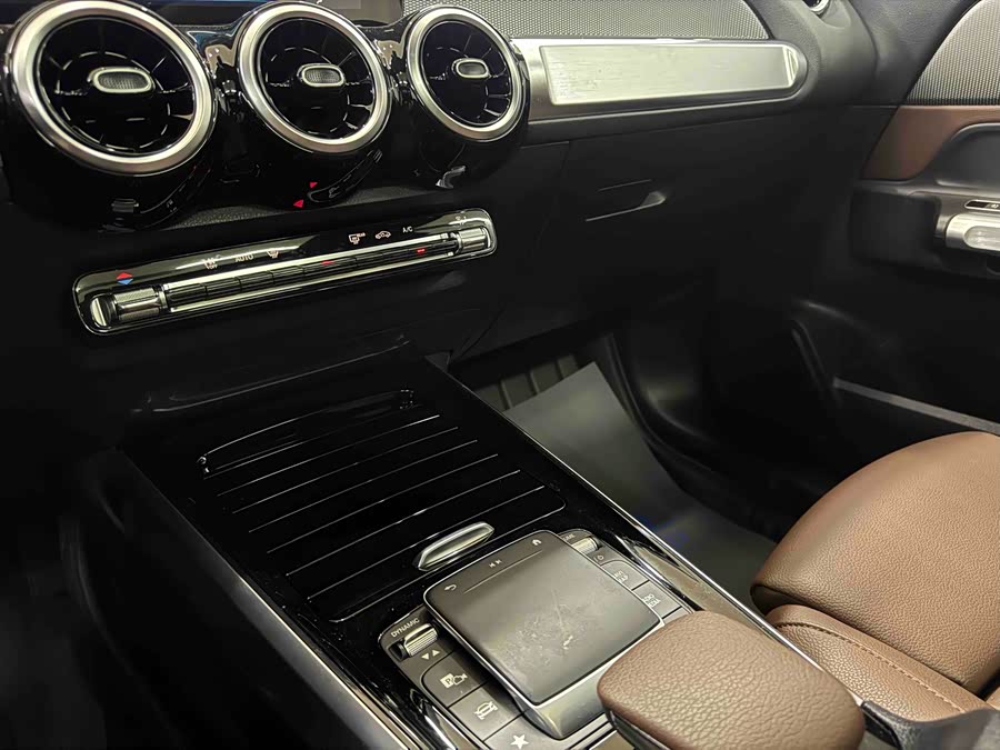 Mercedes-Benz GLB Class 2023 car image #14