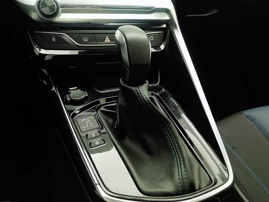 Peugeot 308 2019 car image #14