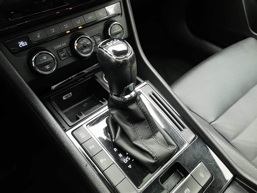 Skoda Superb 2016 car image #14