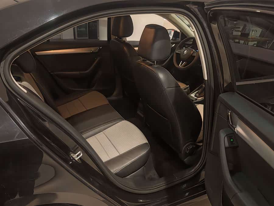 Skoda Octavia 2016 car image #14