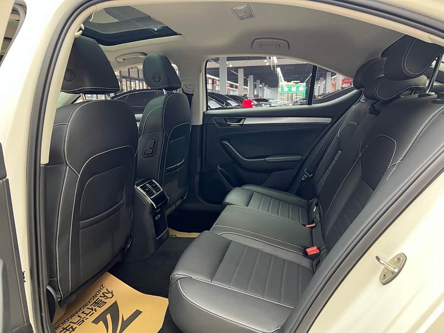 Skoda Superb 2020 car image #14