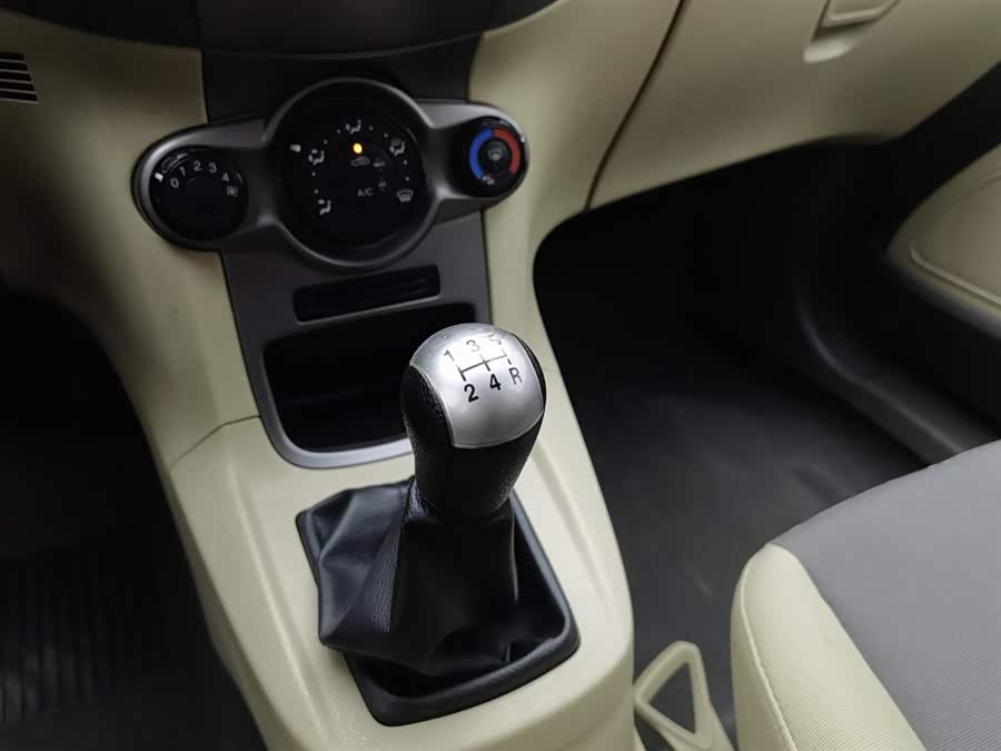 Ford Fiesta 2012 immagine di auto #14