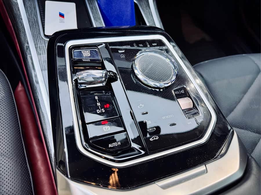 BMW 7 Series 2024 car image #14