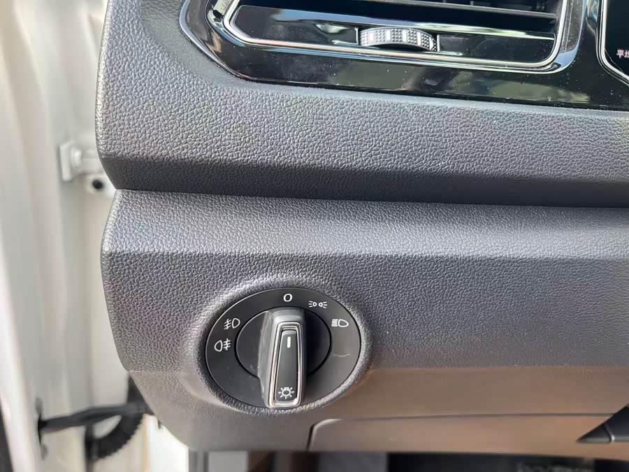 Volkswagen T-Roc 2023 car image #14