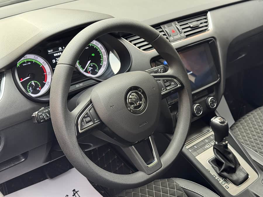 Skoda Octavia 2019 car image #14