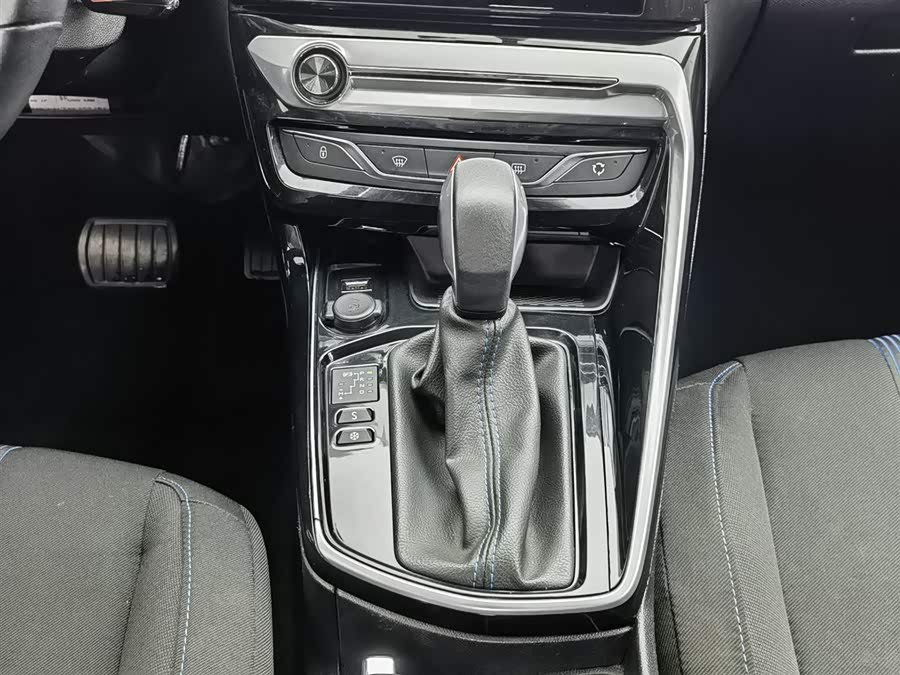 Peugeot 308 2018 car image #14