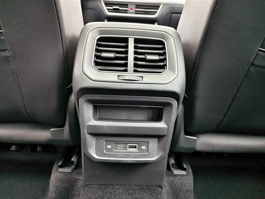 Volkswagen Tiguan L 2024 car image #14