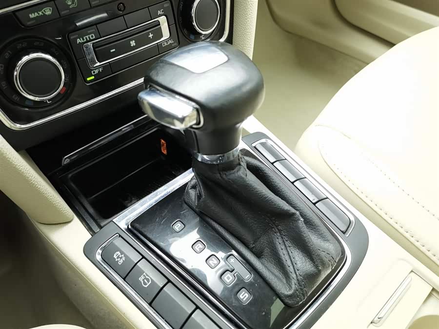 Skoda Superb 2011 imagem de carro #14