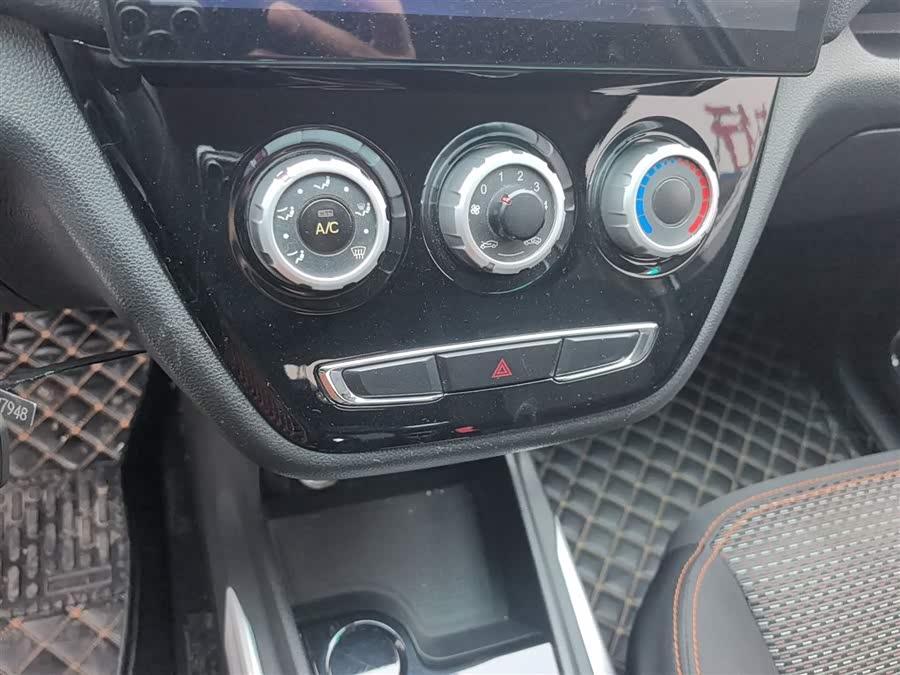 SWM斯威汽车 SWM斯威X2 2022 #14 SWM斯威汽车 SWM斯威X2 2022 汽车图片 #14