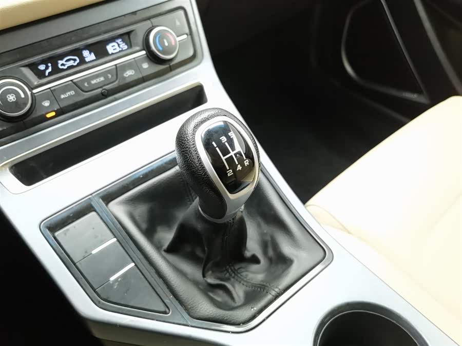 GEELY Emgrand 2018 car image #14