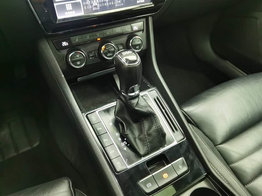 Skoda Superb 2018 car image #14