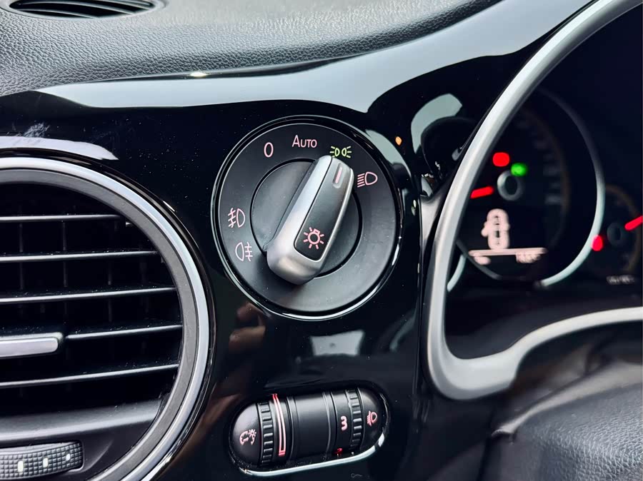 Volkswagen Beetle 2016 car image #14