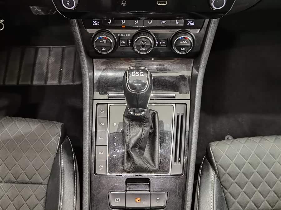 Skoda Superb 2016 car image #14