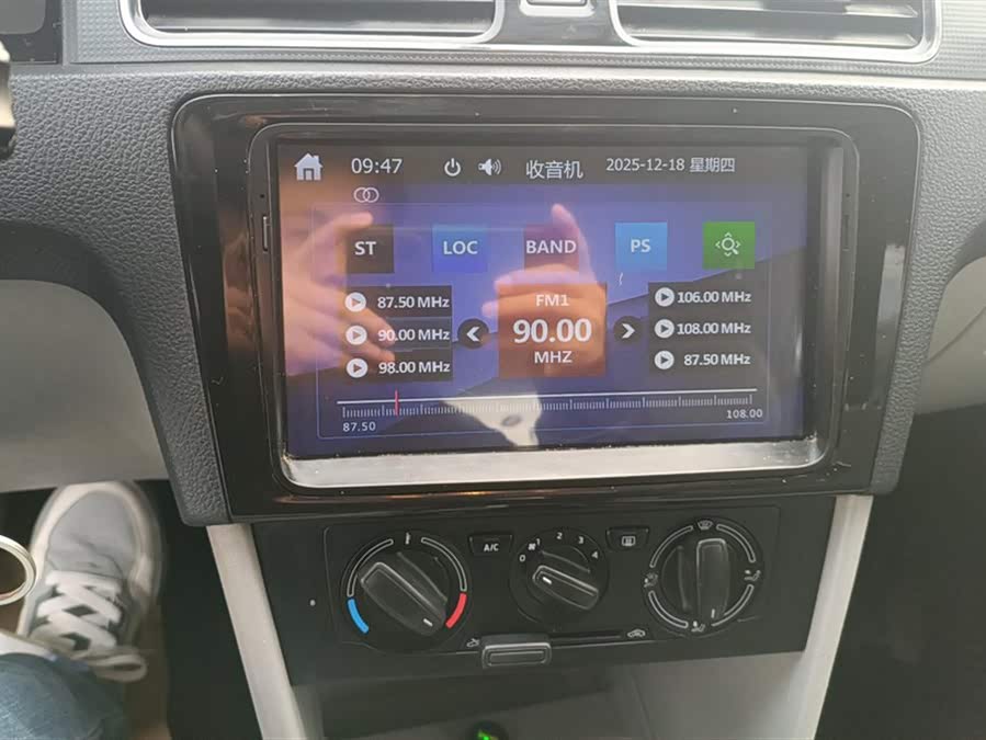 Skoda Rapid 2015 car image #14