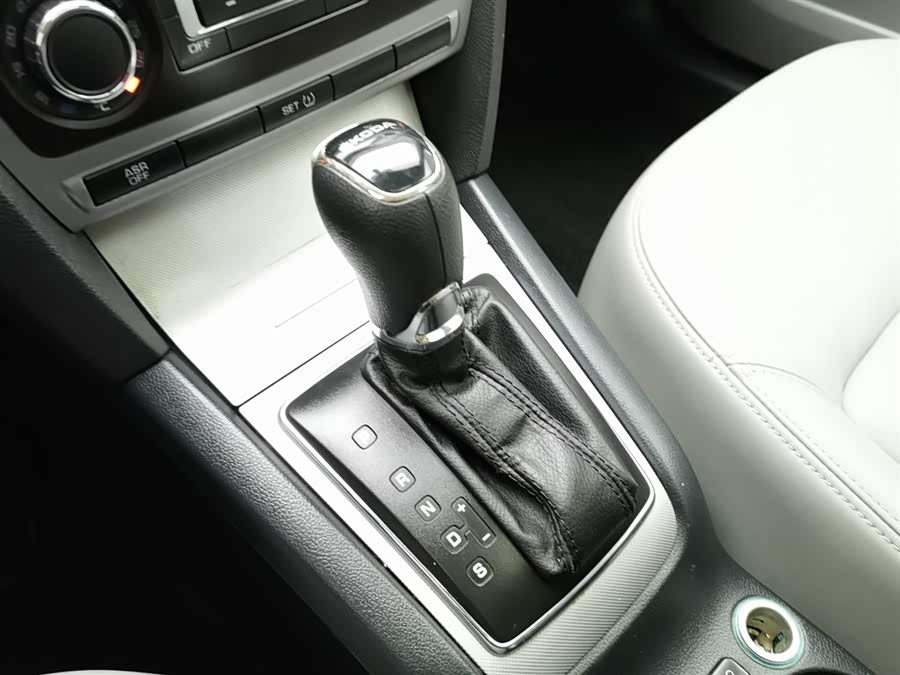 Skoda Octavia 2014 car image #14