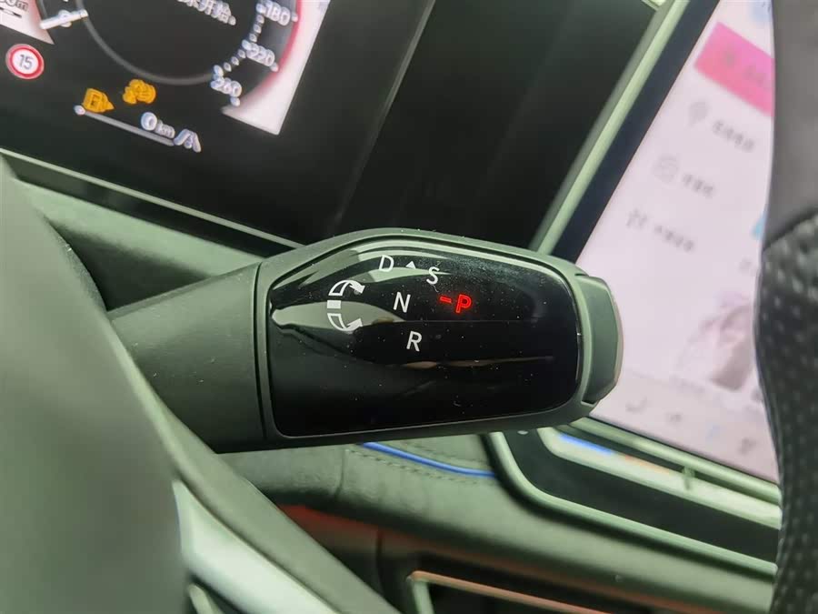 Volkswagen Tiguan L 2024 car image #14