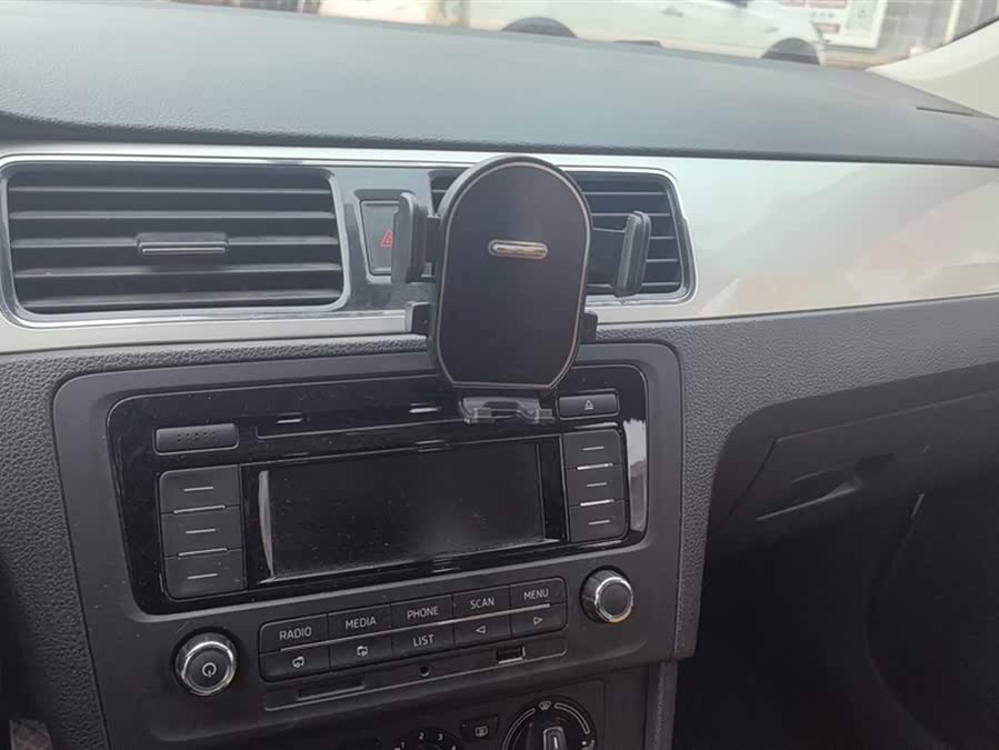 Skoda Rapid 2018 car image #14