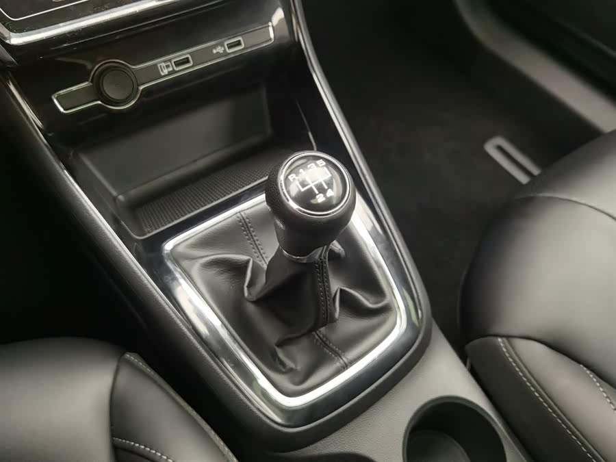 Roewe i5 2019 car image #14