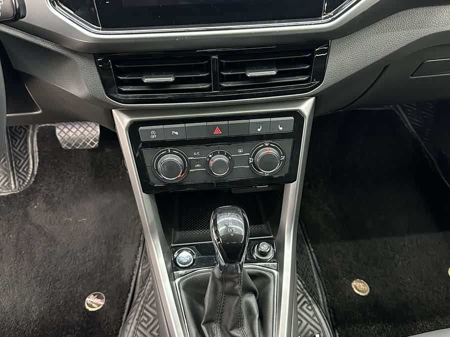 Volkswagen T-Cross 2021 #14 Volkswagen T-Cross 2021 car image #14