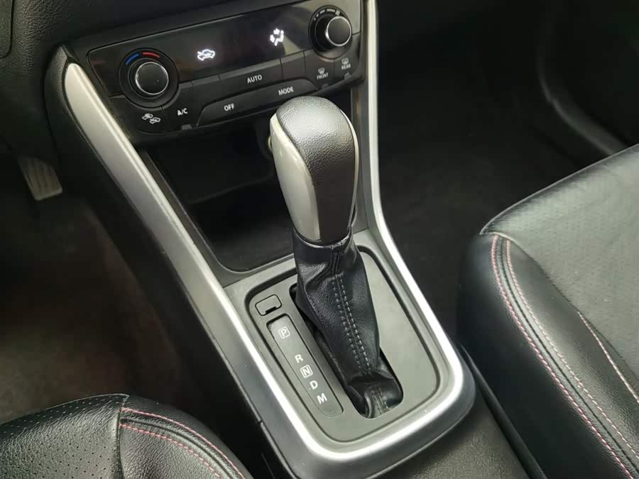 Suzuki S-Cross 2015 صورة سيارة #14