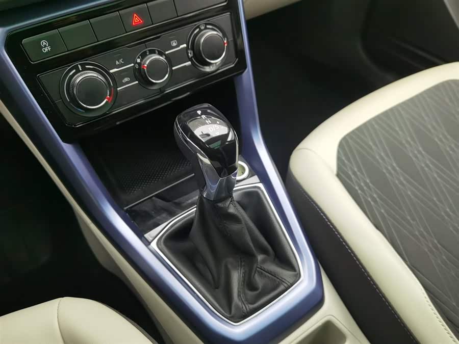 Volkswagen T-Cross 2019 car image #14