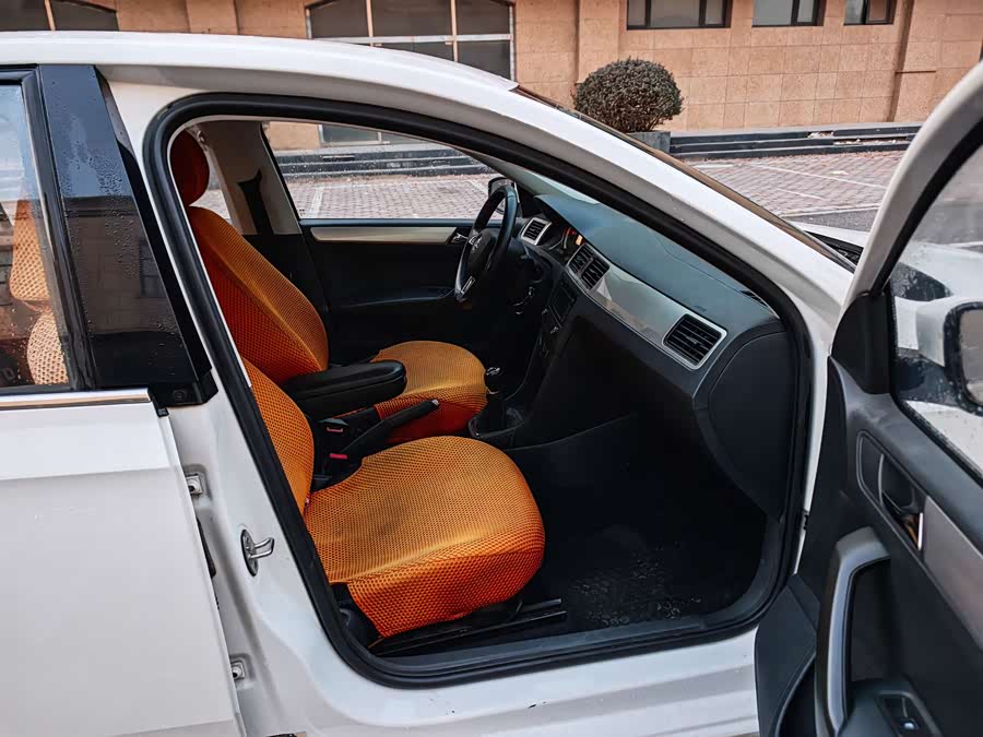 Skoda Rapid 2018 car image #14