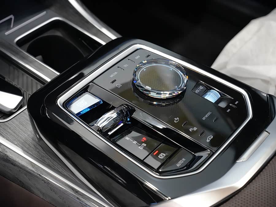 BMW i7 car image #14