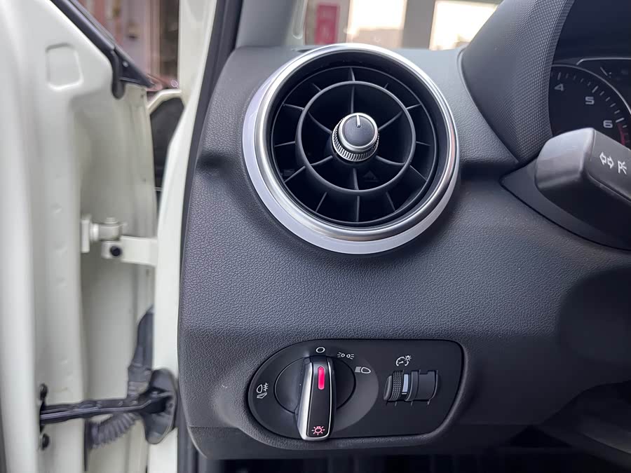 Audi A1 2015 car image #14