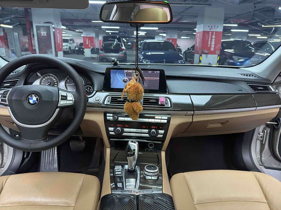 BMW 7 Series 2011 immagine di auto #14