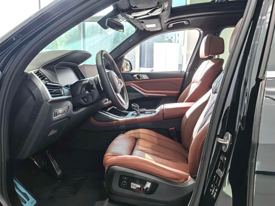 BMW X7 2021 car image #14