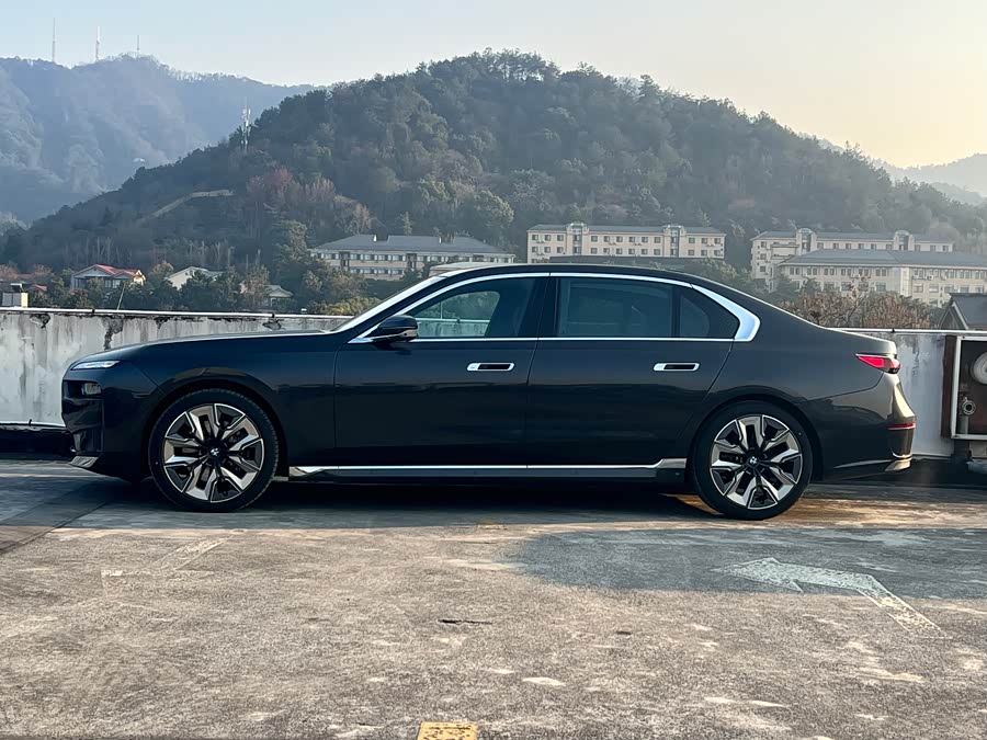 BMW 7 Series 2024 car image #14