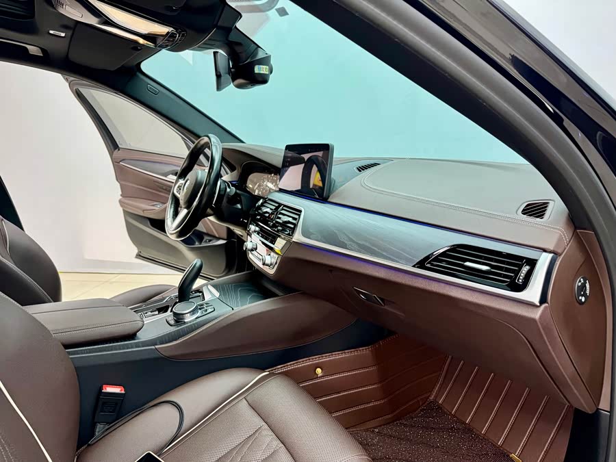 BMW 5 Series 2022 immagine di auto #14