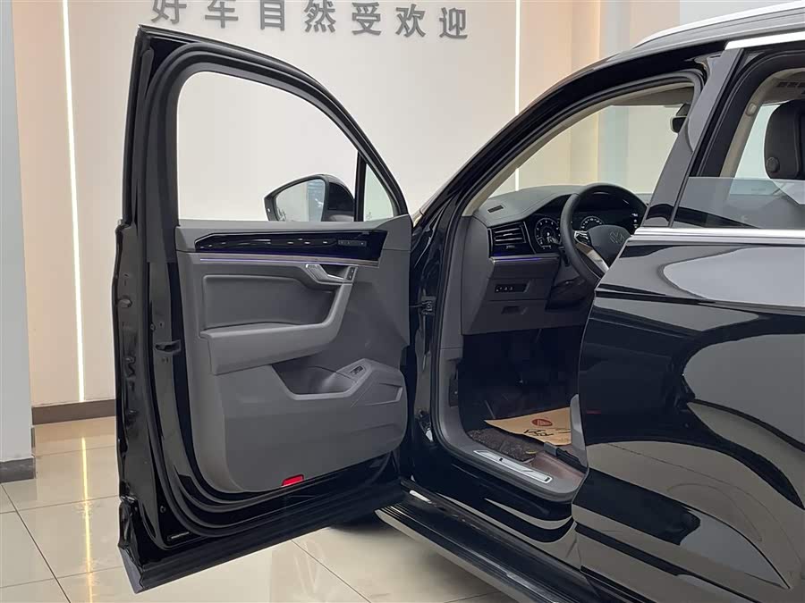 Volkswagen Touareg 2024 car image #14