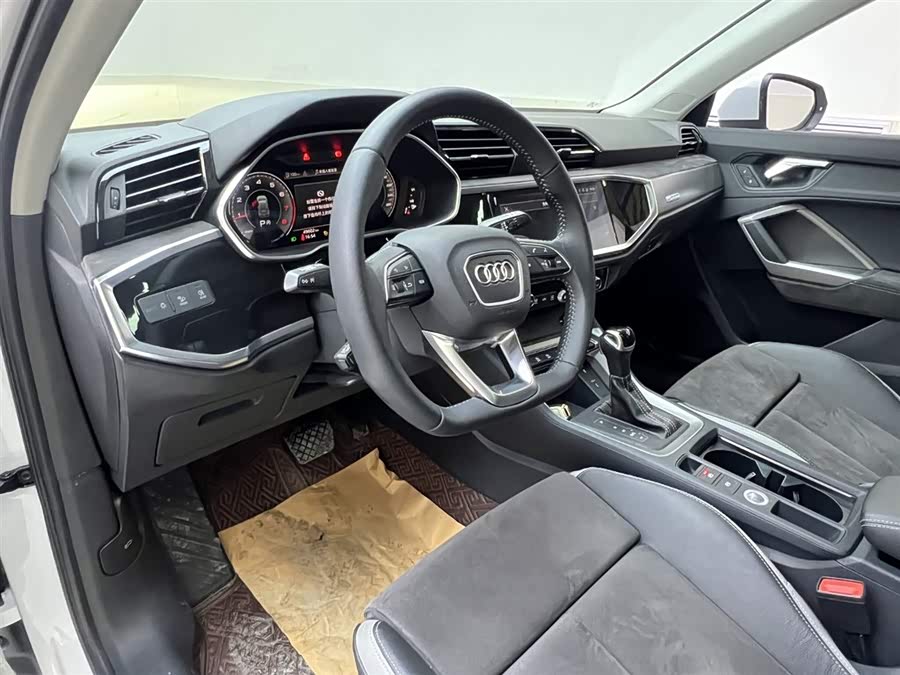 Audi Q3 2021 car image #14