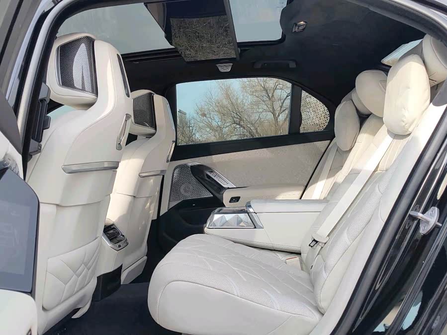 BMW i7 M70L 2025 car image #14