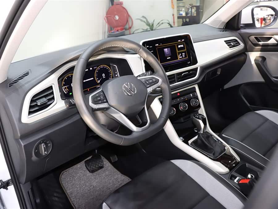 Volkswagen T-Roc 2023 car image #14