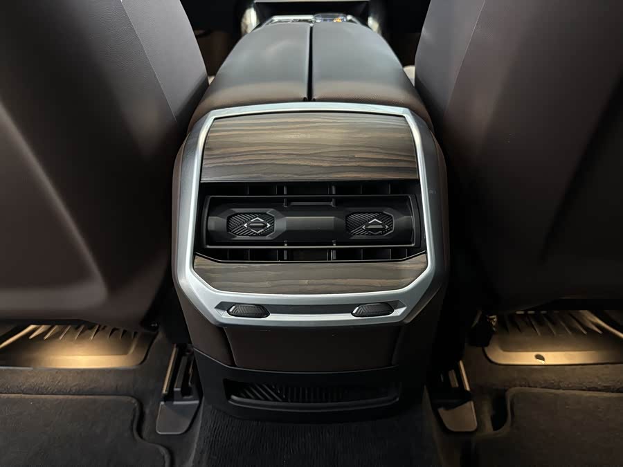 BMW 7 Series 2024 car image #14