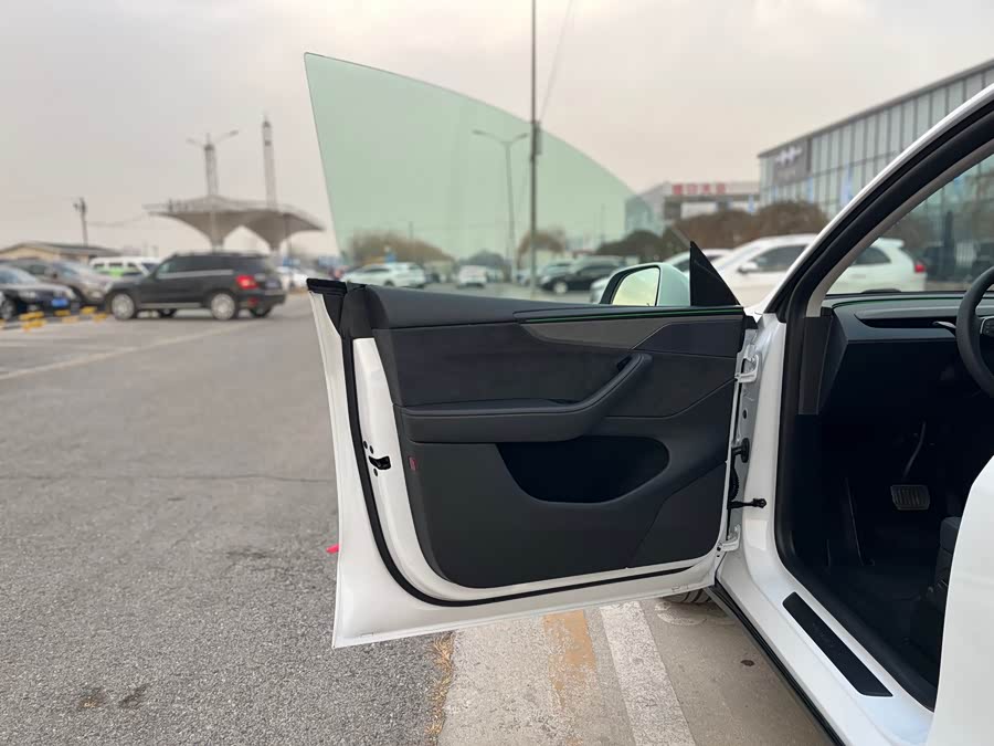 Tesla Model Y 2025 #14 Tesla Model Y 2025 car image #14