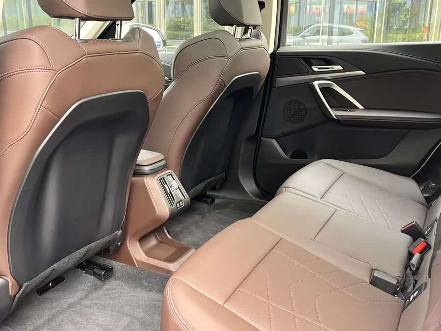 BMW iX1 2025 car image #14