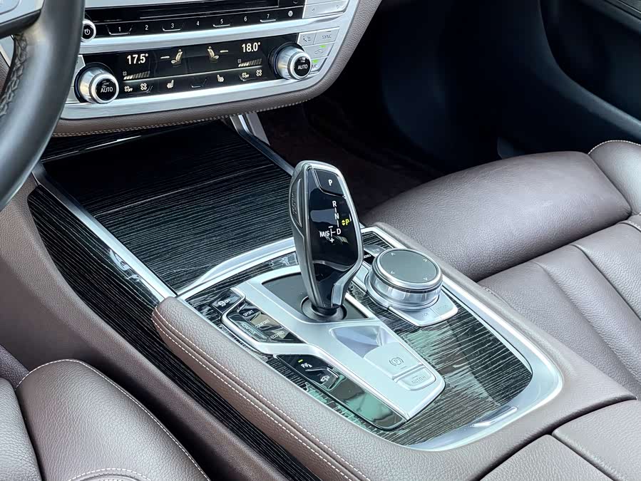BMW 7 Series 2018 car image #14
