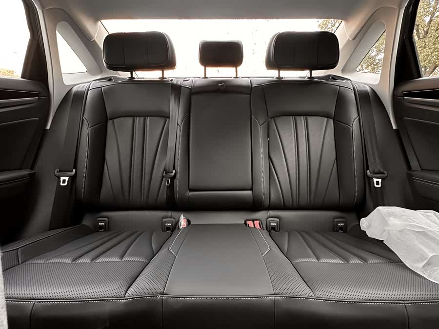 Volkswagen Passat 2025 immagine di auto #14