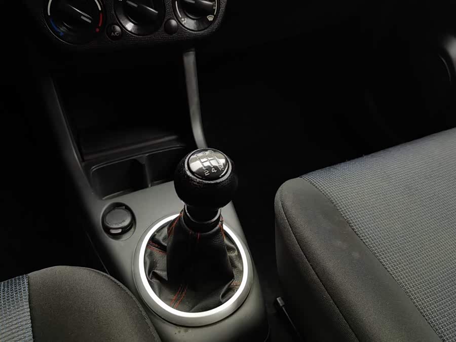 Suzuki Swift 2012 car image #14