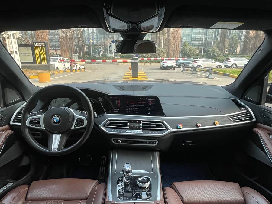 BMW X7 2020 car image #14