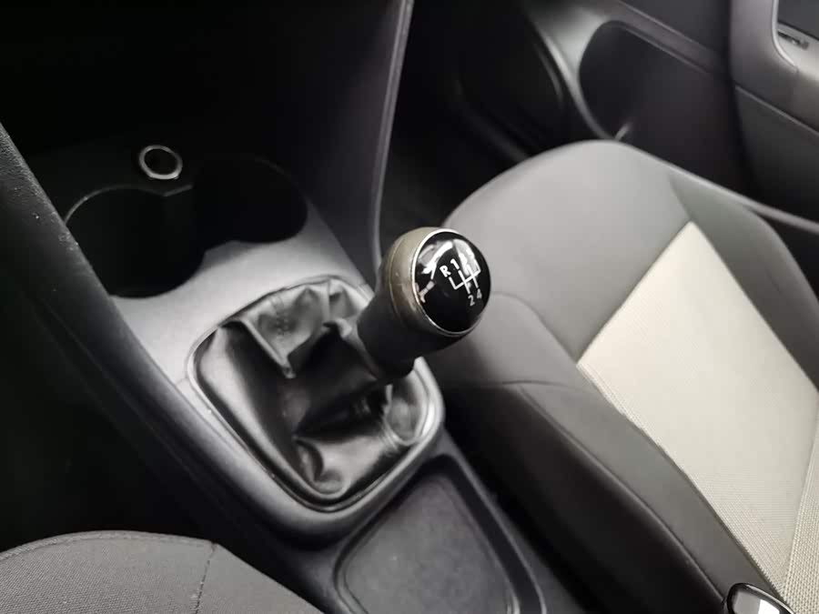 Volkswagen Polo 2016 car image #14