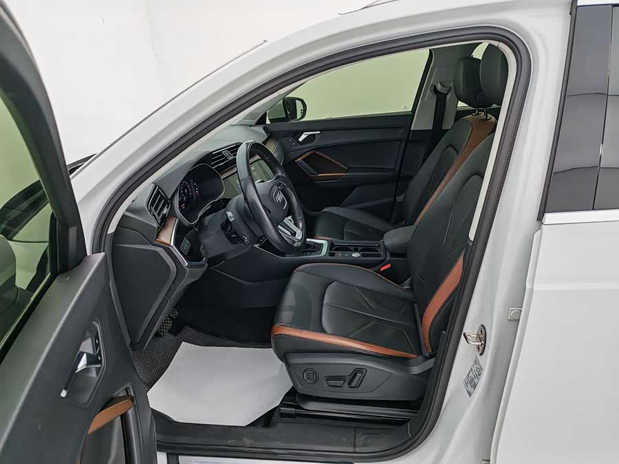 Audi Q3 2020 car image #14